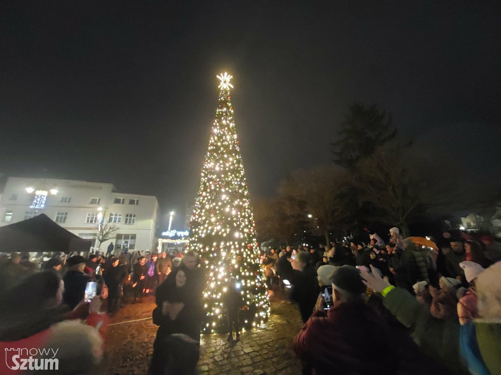 Sztum: Lampki na miejskiej choince już świecą. Świąteczna atmosfera w pełni