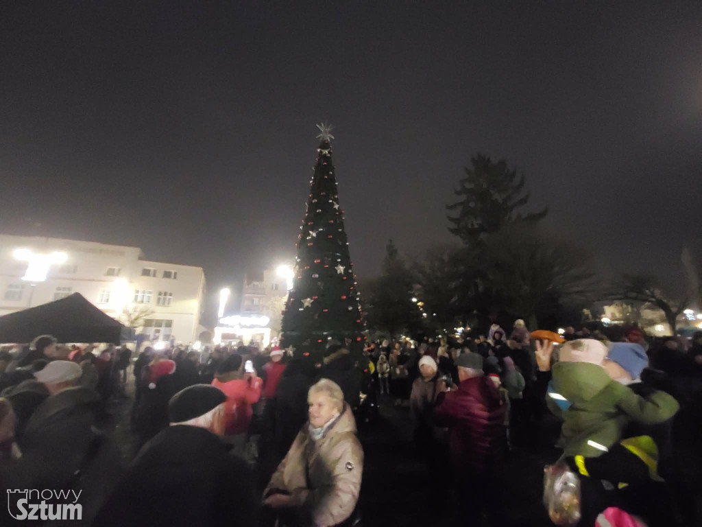 Sztum: Lampki na miejskiej choince już świecą. Świąteczna atmosfera w pełni
