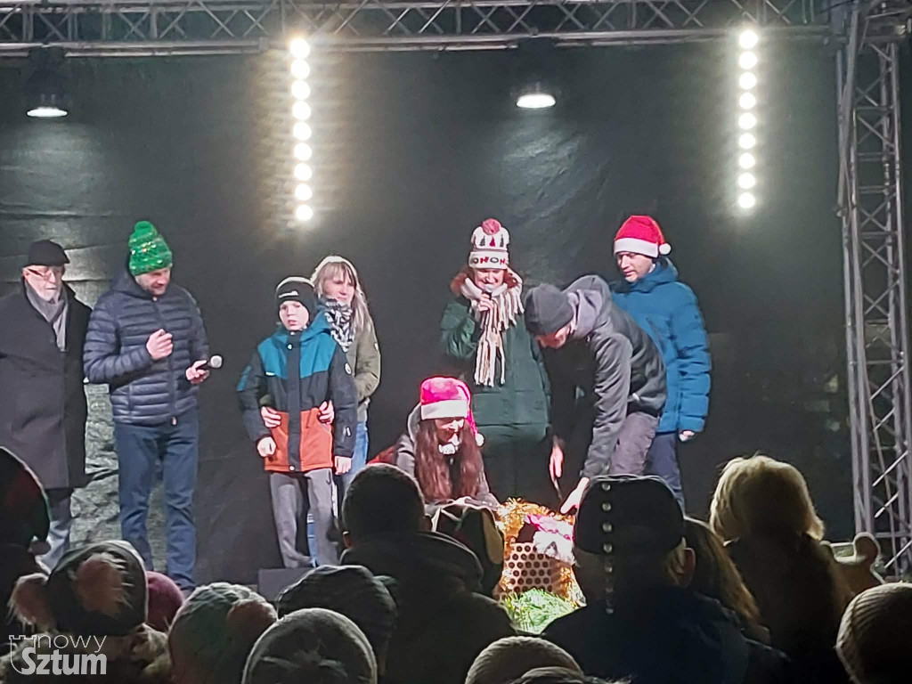 Sztum: Lampki na miejskiej choince już świecą. Świąteczna atmosfera w pełni