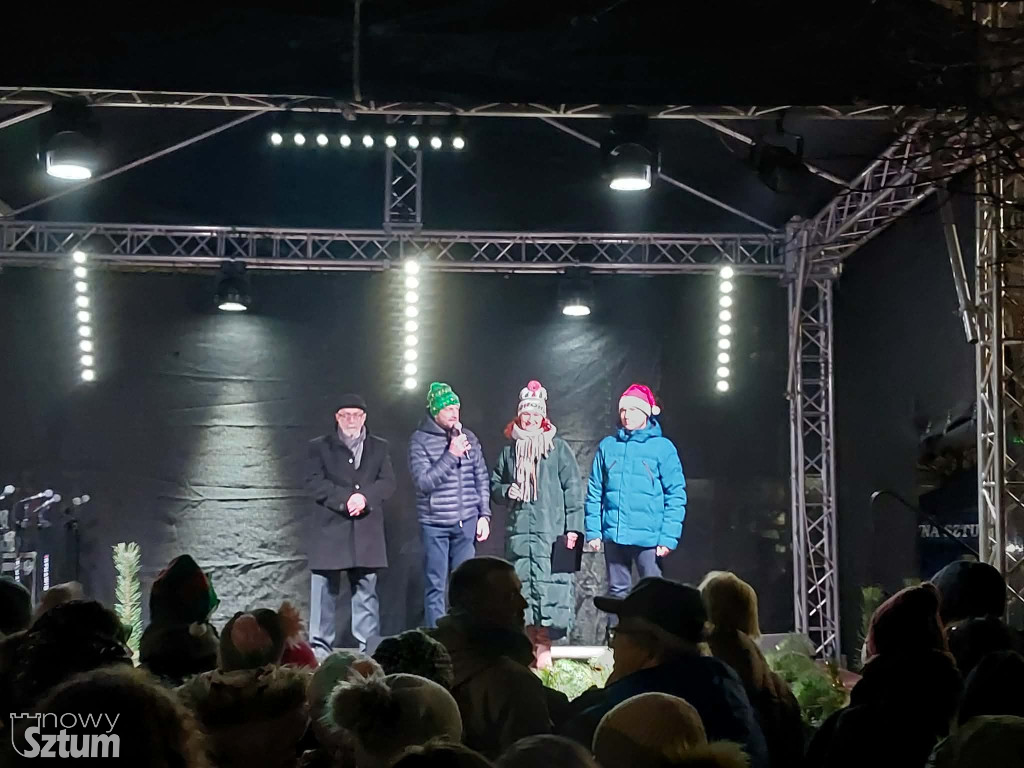 Sztum: Lampki na miejskiej choince już świecą. Świąteczna atmosfera w pełni