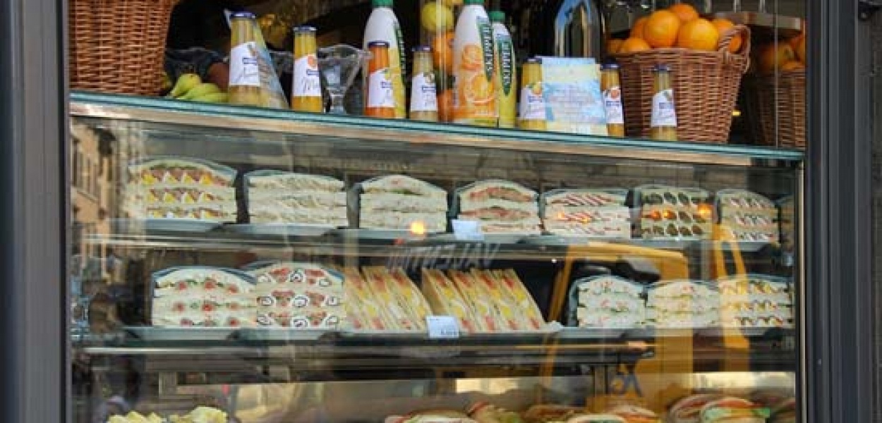 Przymusowa zdrowa żywność w szkołach wyrokiem na szkolne sklepiki.