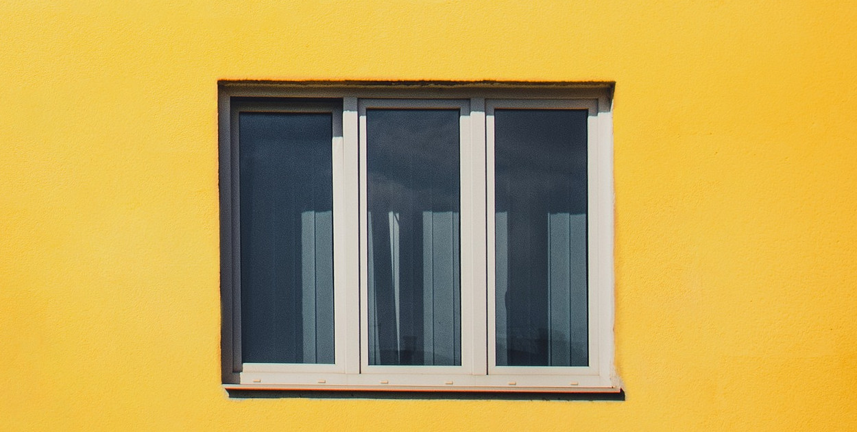 Cena okien plastikowych: Co wpływa na koszty?