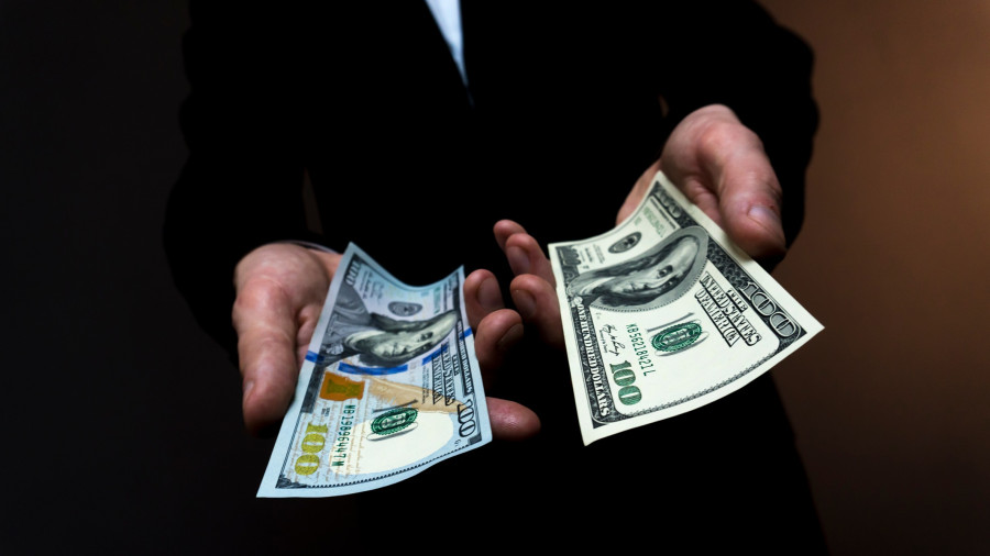 Porównanie wielkości i wyglądu banknot 500 dolarów, który został wycofany z obiegu, oraz współczesne 100 dolarów amerykańskich. Zdjęcie obrazuje różnice w designie pieniędzy, które zostały wycofane z codziennego u