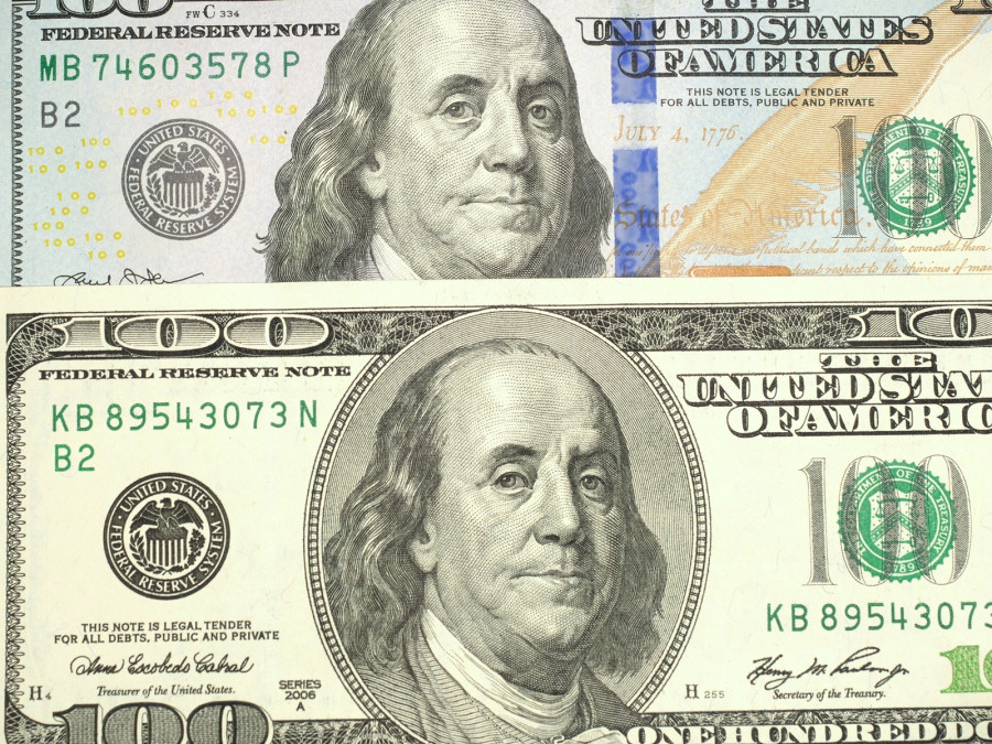 Detale zabezpieczeń nowej setki niebieska nitka 3D i znak wodny. Banknoty z lepiej zabezpieczonej serii są w większości akceptowane w kantorach i bankach na całym świecie, w przeciwieństwie do starszych wersji.