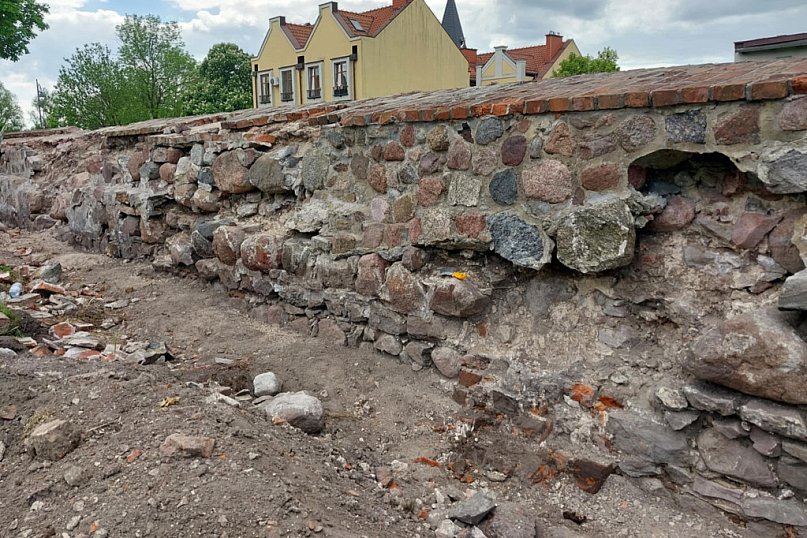 Ruszył remont zachodniego muru zamkowego