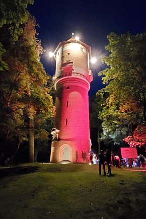 Sztum. Wyremontowana Wieża Ciśnień rozbłysła światłem-3043