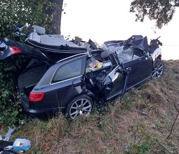 AUTO UDERZYŁO W DRZEWO, 31-LETNIA KIERUJĄCA ZGINĘŁA NA MIEJSCU-8524