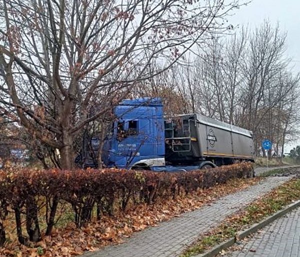 STRACIŁ PANOWANIE NAD POJAZDEM USZKODZIŁ CHODNIK I UDERZYŁ W LATARNIĘ-9430