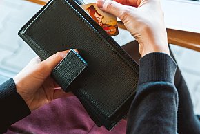 Emeryci coraz częściej rezygnują z gotówki. Wiemy, dlaczego-11217