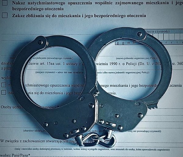 POLICYJNY DOZÓR WOBEC 44-LATKA PODEJRZANEGO O ZNĘCANIE SIĘ NAD ŻONĄ-11313