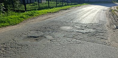 Droga w Cieszymowie nadal bez remontu. Powiat obiecuje - jak będą pieniądze-12250