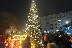 Sztum: Lampki na miejskiej choince już świecą. Świąteczna atmosfera w pełni-3071