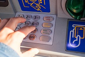Z kont znikały pieniądze. Policja i bank badają ogólnopolski incydent-13071