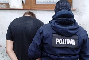 SZTUMSCY KRYMINALNI ZATRZYMALI POSZUKIWANEGO DWOMA LISTAMI GOŃCZYMI-13100