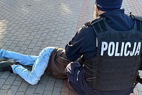 Sztum.  Dzielnicowi pomogli mężczyźnie który upadł na przystanku-13329