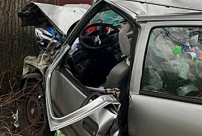 POLICJANCI WYJAŚNIAJĄ OKOLICZNOŚCI WYPADKU DROGOWEGO-13455