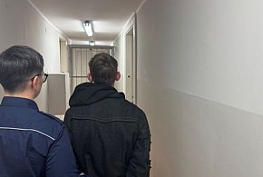 WYRWAŁ POKRZYWDZONEMU Z RĘKI PORTFEL I UCIEKŁ-13548