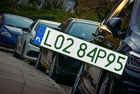 Tablice z zielonymi napisami na kolejnych autach. Nie chodzi o "elektryki"-13600