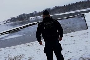 POLICJA OSTRZEGA NIE WCHODŹ NA ZAMARZNIĘTE ZBIORNIKI WODNE-13732