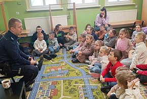POLICJANT PROMOWALŁ BEZPIECZEŃSTWO ZIMĄ W SZKOLE PODSTAWOWEJ-13753