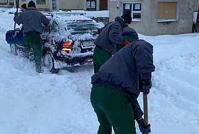 Sztum. Osadzeni pomagają przy odśnieżaniu miasta. Kiedyś codzienny widok-13789