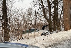 STRACIŁ PANOWANIE NAD AUTEM I UDERZYŁ W DRZEWO