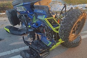 AUTO UDERZYŁO W QUADA. POLICJANCI APELUJĄ O ROZWAGĘ !