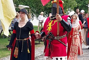 Bractwo opuszcza sztumski zamek. Impreza historyczna pozostaje