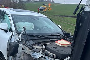 POLICJANCI WYJAŚNIAJĄ OKOLICZNOŚCI WYPADKU I APELUJĄ O STOSOWANIE SIĘ DO PRZEPISÓW