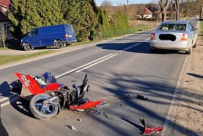 Kierujący skuterem uderzył w prawidłowo jadące auto