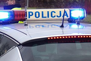Uciekał przed policją bez uprawnień. Po zdarzeniu zmienił tablice rejestracyjne