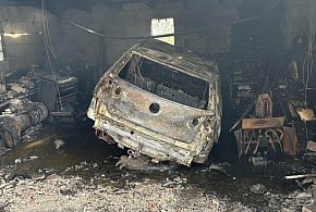 Pożar garażu przy DK55. Spłonął samochód, brak osób poszkodowanych