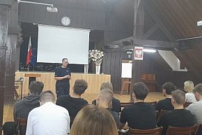POLICJANCI EDUKUJĄ MŁODZIEŻ O ZAGROŻENIACH W SIECI I ODPOWIEDZIALNOŚCI PRAWNEJ