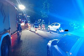 Policjanci ze Starego Targu zauważyli dymiący pojazd. W porę uratowali kierującego