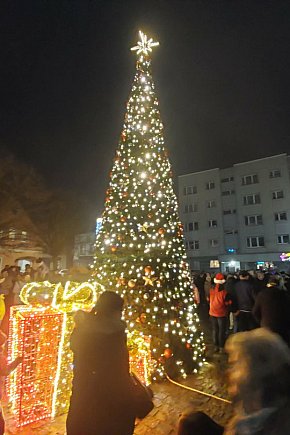 Sztum: Lampki na miejskiej choince już świecą. Świąteczna atmosfera w pełni-3071