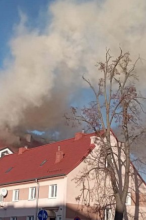 Sztum. Pożar budynku ZUS – trwa akcja gaśnicza-3072