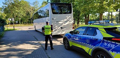 Policjanci kontrolują autokary przed wyjazdami dzieci i młodzieży