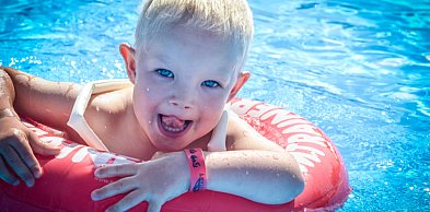 Pierwsze wakacje nad morzem z dzieckiem? Zobacz, gdzie warto pojechać, żeby nie ża