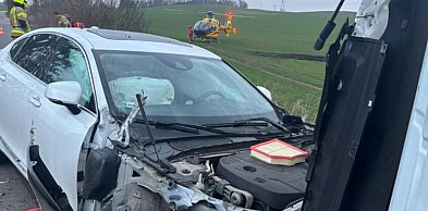 POLICJANCI WYJAŚNIAJĄ OKOLICZNOŚCI WYPADKU I APELUJĄ O STOSOWANIE SIĘ DO PRZEPISÓW