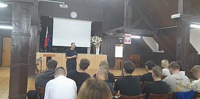 POLICJANCI EDUKUJĄ MŁODZIEŻ O ZAGROŻENIACH W SIECI I ODPOWIEDZIALNOŚCI PRAWNEJ