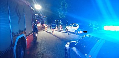 Policjanci ze Starego Targu zauważyli dymiący pojazd. W porę uratowali kierującego