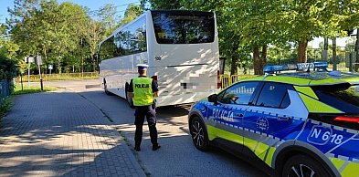 Policjanci kontrolują autokary przed wyjazdami dzieci i młodzieży