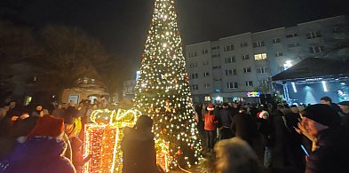 Sztum: Lampki na miejskiej choince już świecą. Świąteczna atmosfera w pełni-13449