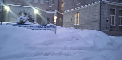 Sztum. Niebezpieczny incydent przy szpitalu. Karetka miała problem z dojazdem-13783