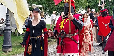 Bractwo opuszcza sztumski zamek. Impreza historyczna pozostaje