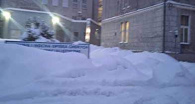 Sztum. Niebezpieczny incydent przy szpitalu. Karetka miała problem z dojazdem