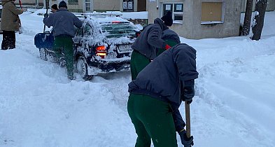 Sztum. Osadzeni pomagają przy odśnieżaniu miasta. Kiedyś codzienny widok