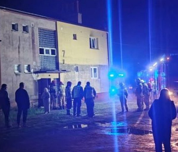 Sztum. Policjanci uratowali mieszkańców z zadymionego budynku-12960