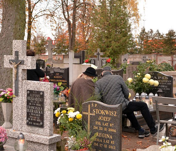 Savoir-vivre na 1 listopada. Jak się zachować podczas wizyty na cmentarzu?-13117