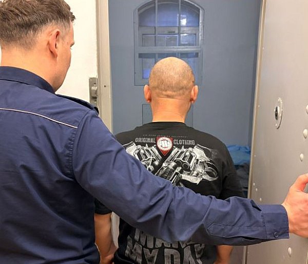 ZNIEWAŻYŁ POLICJANTÓW I NARUSZYŁ NIETYKALNOŚĆ JEDNEGO Z  NICH-13551